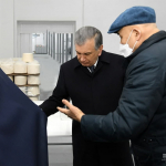 Tannarxni yana pasaytirsa bo‘ladi – Prezident to‘qimachilik korxonasiga bordi