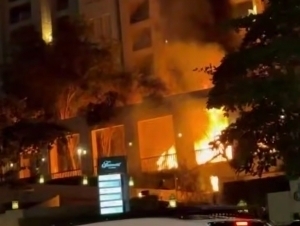 Dubayga raketa qoldiqlari “yog‘moqda”. Shaharda yong‘inlar boshlandi (video)