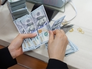 Доллар курси қарийб 100 сўмга пасайди