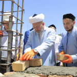 Usmonxon Alimov Toshkentdagi masjidning yangi binosiga birinchi g‘ishtni qo‘ydi