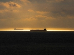 АҚШ Эрон нефтидан санкцияларни олиб ташлаши мумкин