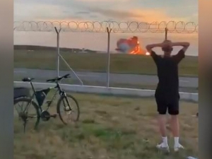 Польшада шоуга тайёрланаётган қирувчи самолёт қулаб тушди (видео)