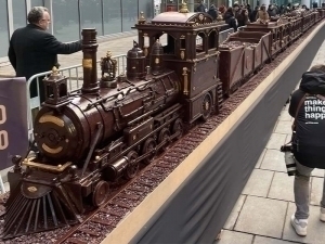 55 метр узунликдаги шоколадли поезд Гиннесга киритилди (видео)