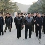 Kim Chen In qizi bilan harbiy zavodni ko‘zdan kechirdi