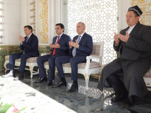 Dushanbe meri Islom Karimov qabrini ziyorat qildi