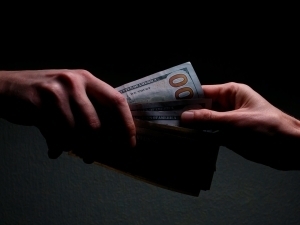 Bojxona inspektori $3 ming bilan ushlandi