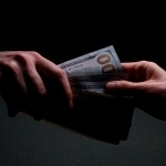 Божхона инспектори $3 минг билан ушланди