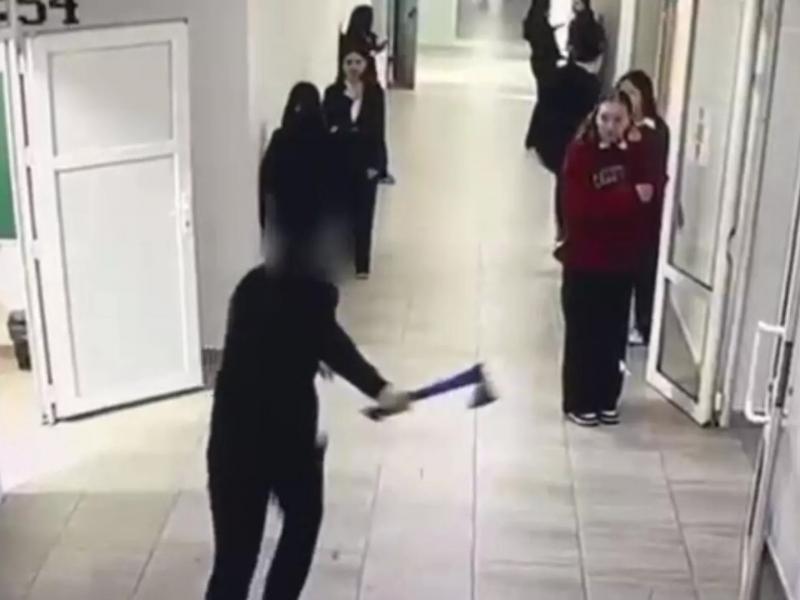 Maktab o‘quvchisi bolalarga bolta bilan hujum qildi (video)