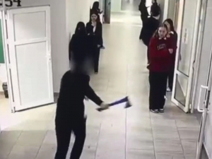 Maktab o‘quvchisi bolalarga bolta bilan hujum qildi