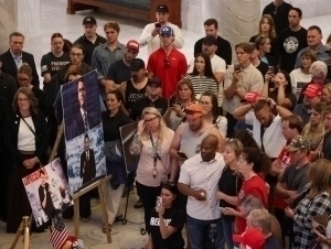 Tramp Kirkning dafn marosimida nutq so‘zlaydi