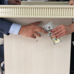 Tibbiyot akademiyasiga kiritish uchun 25 000 dollar olgan firibgar ushlandi