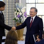 Отабек Маҳкамов Шавкат Мирзиёевга ўз китобини совға қилди