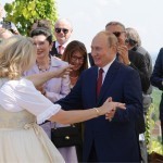 Путин билан рақсга тушган Австриянинг собиқ вазири Россия қишлоқларидан бирига кўчиб келди