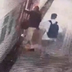 Rossiyada yurayotgan poyezdga chiqmoqchi bo‘lgan erkak oyog‘idan ayrildi (video)