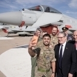 Britaniya Qatarga qiruvchi samolyotlar jo‘natmoqda