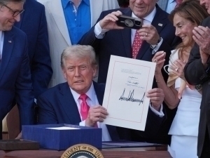 Трамп Маск билан жанжалга сабаб бўлган қонунни имзолади (видео)