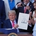 Трамп Маск билан жанжалга сабаб бўлган қонунни имзолади (видео)
