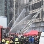 Moskvada qurilayotgan bino yonib ketdi. 8 kishi halok bo‘ldi (video)