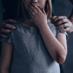 Qizlarga tajovuz qilgan psixolog ozodlikka chiqarildi. U maktabga qaytishi mumkin 