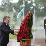 O‘zbekistondagi barcha onalarga qo‘yilgan haykal – Mirziyoyev “Matonat madhiyasi” yodgorlik majmuasiga gul qo‘ydi