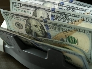 Кетма-кет кўтарилишдан сўнг доллар курси тушди