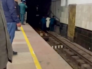 Тошкент метросида аёл поезд йўлига йиқилиб тушди (видео)
