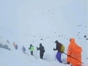 Everestda mingga yaqin sayyoh qor bo‘ronida qolib ketdi