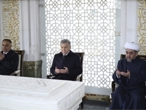 Шавкат Мирзиёев Ислом Каримов қабрини ҳам зиёрат қилди