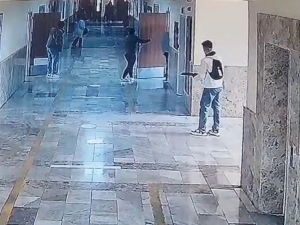 Turkiyada litseyga qurolli hujum uyushtirildi. Qurbon bor (video)