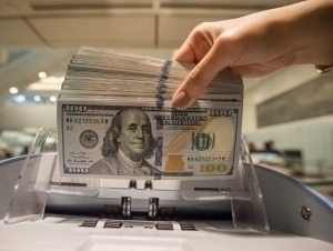 The US dollar falls again