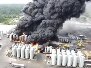 АҚШдаги мотор мойи заводида даҳшатли портлаш бўлди (видео)