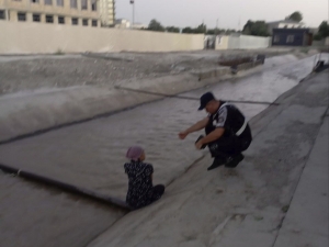 Patrol officers prevent a suicide attempt in Bukhara