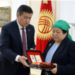 Atamboyevni qo‘lga olishda halok bo‘lgan polkovnikning onasiga medal topshirildi