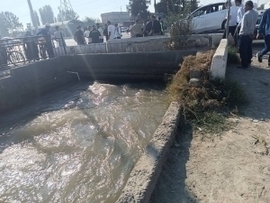 In Andijan, an Onix driven by a woman falls into a ditch