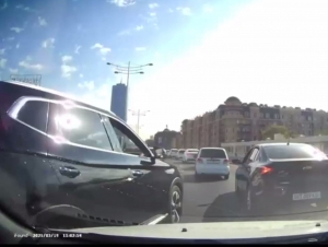 Gentra haydovchisini yo‘lda kaltaklagan ota-o‘g‘ilga hukm o‘qildi