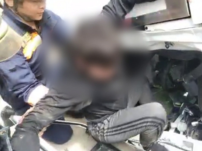 Qoraqalpog‘istonda YTHga uchragan haydovchi mashina salonida qolib ketdi (video)