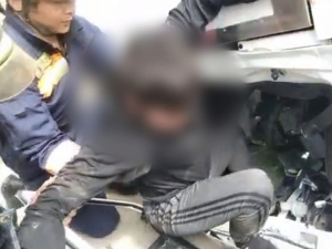 Қорақалпоғистонда ЙТҲга учраган ҳайдовчи машина салонида қолиб кетди