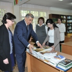 Nig‘matilla Yo‘ldoshev o‘zi o‘qigan maktabga kitoblar sovg‘a qildi