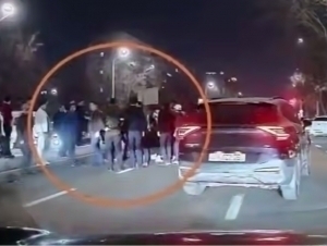 10-синф ўқувчи BMW билан ЙПХ инспекторини уриб юборди (видео)