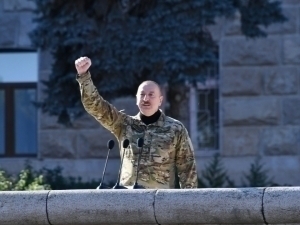 Ilhom Aliyev Qorabog‘da harbiy parad o‘tkazdi
