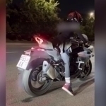 Toshkentda mototsiklda “hunar ko‘rsatgan” qiz jazolandi (video)