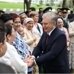 Mirziyoyev marhum harbiy xizmatchilarining oilalari bilan uchrashdi