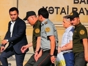 Озарбайжонда хусусий телеканал асосчи ва журналистлари 15 йилгача қамалди