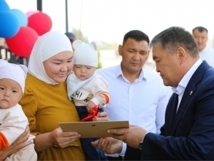 Qirg‘izistonda 3 egizakni dunyoga keltirgan ayolga 3 xonali uy berildi