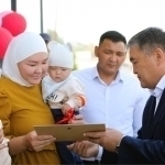 Qirg‘izistonda 3 egizakni dunyoga keltirgan ayolga 3 xonali uy berildi