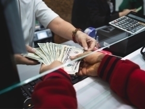 Dollar kursi ketma-ket beshinchi kun pasaydi