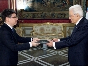 The Ambassador of Uzbekistan presents the credentials to the President of Italy