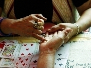 Тожикистонда фолбин ва сеҳргарга борганлар учун жазо жорий этилди