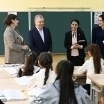 Президент Бешкентдаги мактабга режалаштирилмаган ҳолда борди