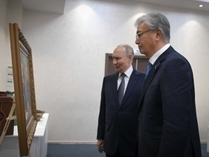 Тўқаев Путинга рамзий картина совға қилди